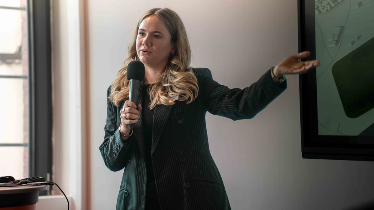 Teilnehmer im Gespräch